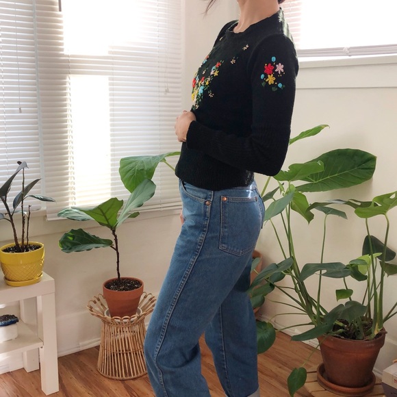Vintage sweater w/ cute floral detail - Picture 3 of 7
